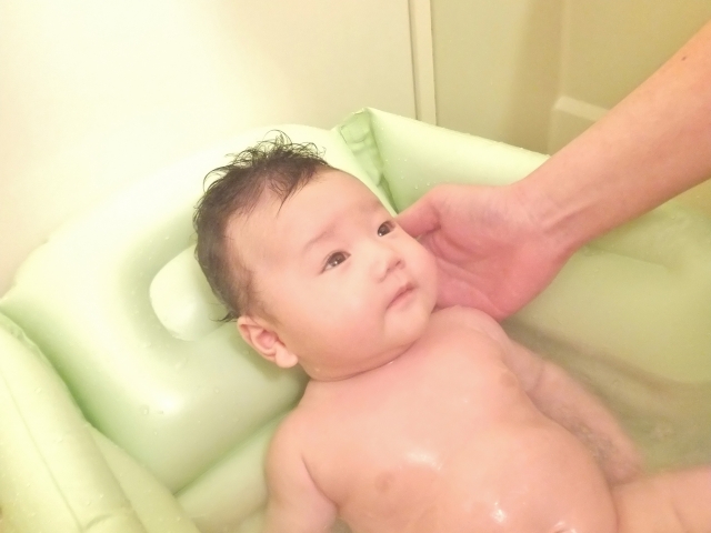 ベビーバス　赤ちゃん　沐浴